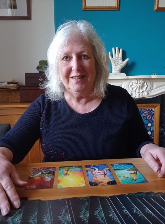 lynn reading tarot
